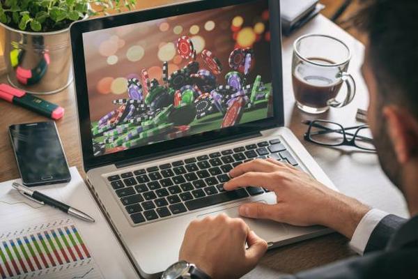 Comparing Mobile and Desktop Play on an online casino Singapore Platform